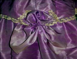 Restaurování textilu - Detail taftových šatů s turnýrou